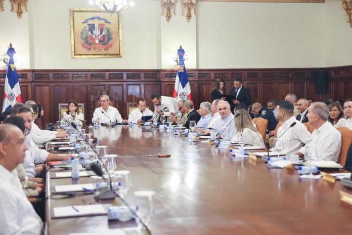Durante la jornada, ministros, directores y altos funcionarios que integran el Gabinete trabajaron en mesas temáticas y sectoriales, donde revisaron la planificación y el presupuesto del año 2026 a la luz de una hoja de ruta definida por el presidente Abinader, priorizando iniciativas con mayor valor público, impacto medible y capacidad de transformación en la vida de la gente.