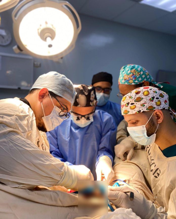 El tutular del SNS, doctor Julio Landrón, destacó que este importante logro ha sido posible gracias a la modernización y fortalecimiento de los centros hospitalarios, la habilitación de nuevas áreas quirúrgicas, la ampliación de quirófanos equipados con tecnología moderna y la ardua labor del personal médico, especialmente de los cirujanos y equipos de salud que prestan servicios en los hospitales de la Red Pública.