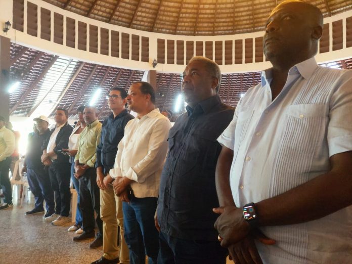 El coordinador provincial del proyecto, licenciado Félix de la Rosa, informó que la estructura política en San Cristóbal se encuentra organizada y activa, enfocada en consolidar los trabajos internos del partido. Asimismo, resaltó la disposición permanente de Peña Guaba para escuchar a las bases y mantener un contacto directo con los dirigentes y comunidades.