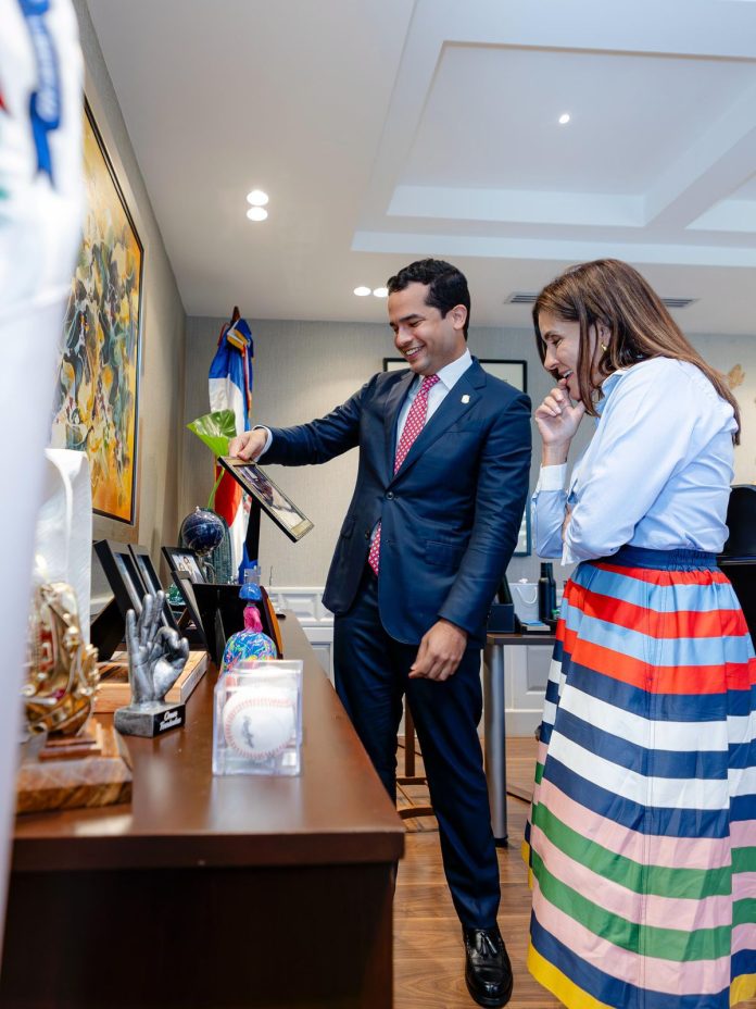 Embajadora de EE.UU visita en su despacho al senador Omar Fernández