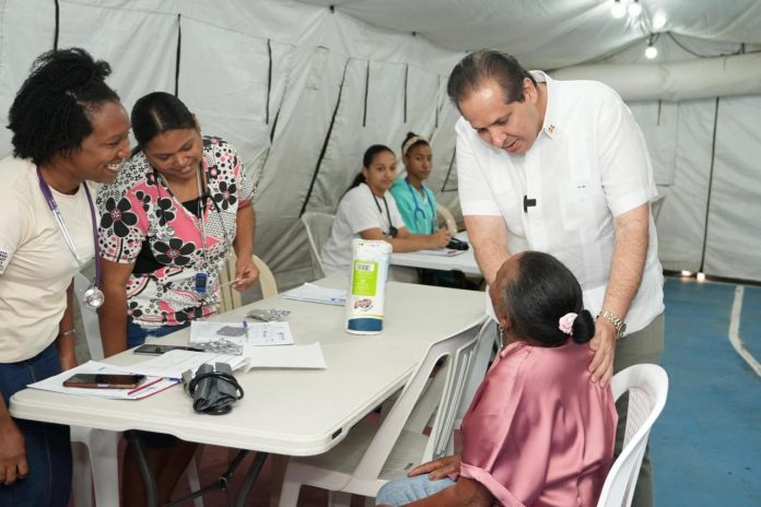 Víctor Atallah destaca en Bani, el gobierno está llevando consultas y medicamentos a las comunidades