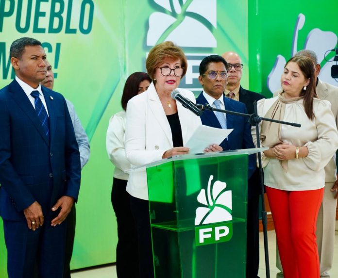 Señaló además que la entrega de aulas pasó de 6,775 en 2014 a apenas 1,555 en 2025, según informes oficiales.