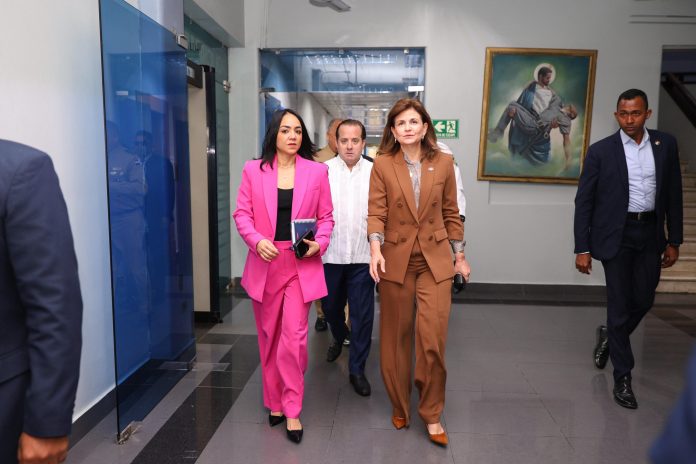 Raquel Peña encabeza jornada de evaluación del Plan de Seguridad Ciudadana Las autoridades revisaron indicadores, acciones en marcha y coordinación institucional en la reunión número 131. Santo Domingo, RD.– La vicepresidenta de la República, Raquel Peña, encabezó este lunes una nueva sesión de seguimiento al Plan de Seguridad Ciudadana, un espacio de trabajo que permite analizar indicadores y evaluar las medidas implementadas para fortalecer la seguridad en el país. La reunión tuvo lugar en el Salón del Club de Oficiales del Palacio de la Policía Nacional, donde autoridades civiles, militares y policiales dieron inicio a la agenda de trabajo correspondiente a la sesión número 131 de este mecanismo de coordinación. Durante el encuentro se revisaron las acciones ejecutadas en los últimos días, los resultados obtenidos y las iniciativas actualmente en marcha, con el propósito de fortalecer las labores de prevención y mejorar la capacidad de respuesta ante los desafíos en materia de seguridad ciudadana. Con esta jornada suman ya 131 reuniones realizadas en el marco del Plan de Seguridad Ciudadana, como parte de la estrategia impulsada por el Gobierno del presidente Luis Abinader para mantener una supervisión permanente, fortalecer la coordinación interinstitucional y evaluar los avances de las políticas públicas en esta área.