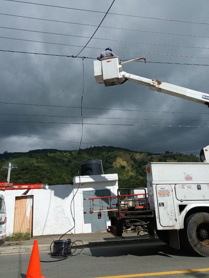 Edesur desarrolla amplio operativo de regularización en Nizao, San José de Ocoa