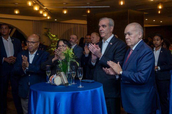 Abinader asiste a apertura de clase magistral que busca fortalecer la transparencia y rendición de cuentas a nivel internacional