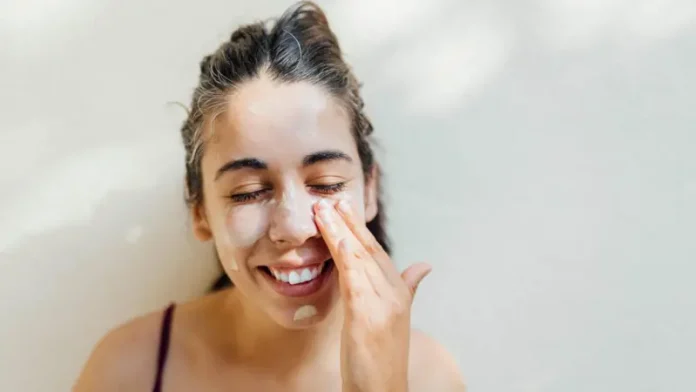 Esperma de salmón y excrementos de pájaros: qué dice la ciencia de las extrañas rutinas de cuidado de la piel que se hacen virales en redes