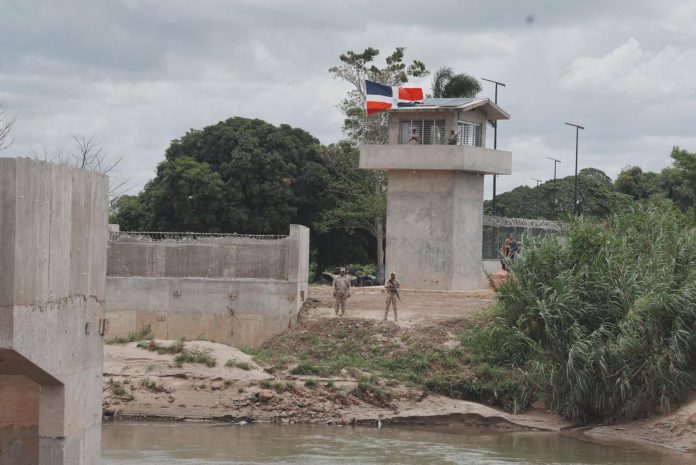 Ministro de Defensa supervisa avances de la verja perimetral fronteriza en la zona norte