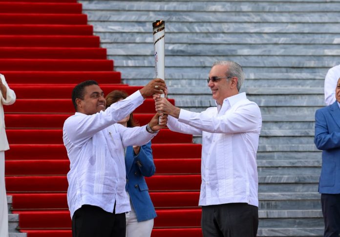 Abinader oficializa el inicio de la ruta de la antorcha hacia los XXV Juegos Centroamericanos y del Caribe Santo Domingo 2026