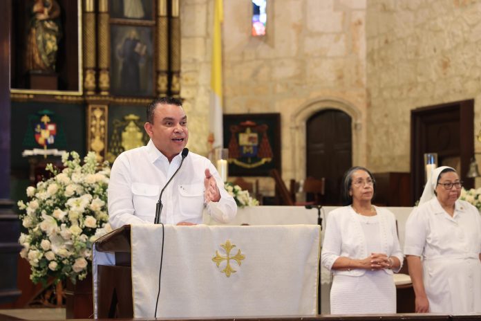 El titular del SNS destacó el rol esencial que desempeña el personal de enfermería en la atención y acompañamiento de los pacientes, indicando que su labor ha contribuido a fortalecer la confianza de la población en la Red Pública de Salud.