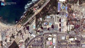 Perú entregó a Venezuela imágenes captadas por el satélite PerúSAT-1 para apoyar la evaluación de daños provocados por los terremotos que afectaron principalmente al estado La Guaira. La Agencia Espacial del Perú (Conida) puso el material a disposición de la Agencia Bolivariana para Actividades Espaciales (ABAE). Las imágenes muestran el antes y el después de varias localidades de la costa venezolana golpeadas por los sismos y servirán para reforzar la coordinación de las labores de emergencia. El PerúSAT-1, lanzado en el 2016, es un satélite de observación terrestre de alta resolución utilizado para la gestión de desastres y el monitoreo del territorio.