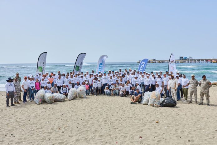 United Petroleum realiza jornada de limpieza en Playa Gringo de Haina por el Día Mundial de los Océanos