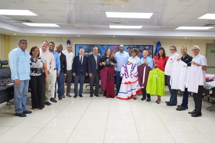Rector de la UASD entrega insumos a grupos culturales previo a la gala “Profesor del Año” en el Teatro Nacional