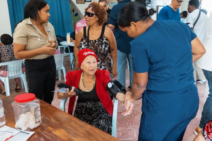 Carolina Mejía lleva operativos médicos a distintos sectores