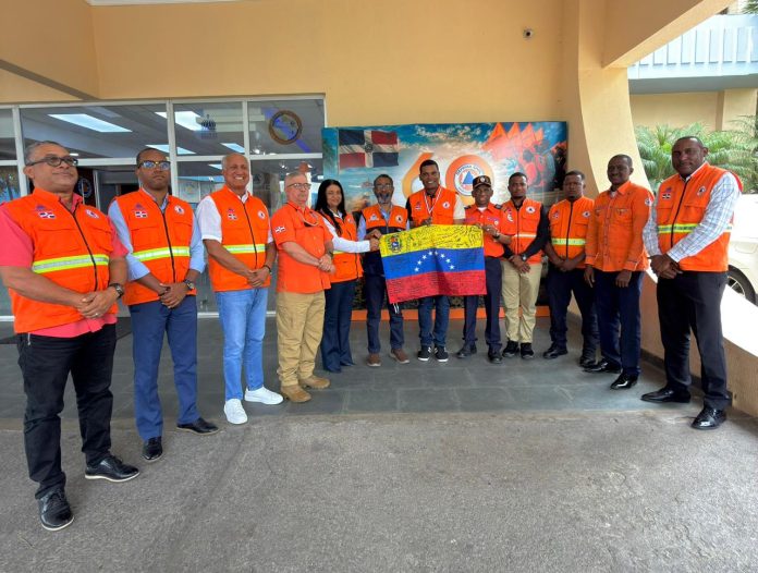 Defensa Civil reconoce labor de rescatista que participó en misión humanitaria en Venezuela