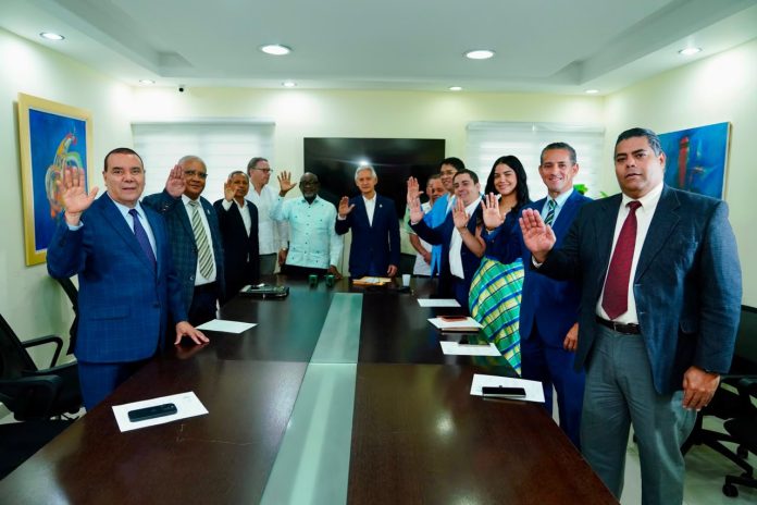 Haivanjoe Ng Cortiñas asume Secretaría de Asuntos Económicos de la Fuerza del Pueblo y cuestiona política fiscal del Gobierno