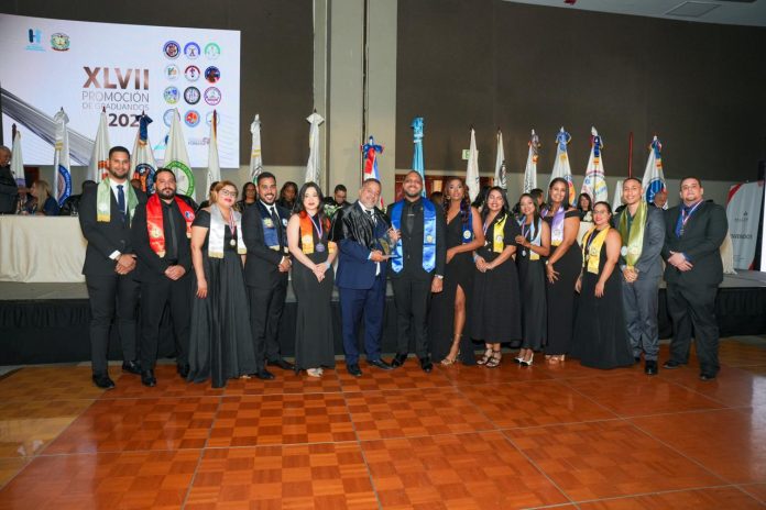Hospital Moscoso Puello gradúa 82 nuevos especialistas y promueve a 206 médicos residentes