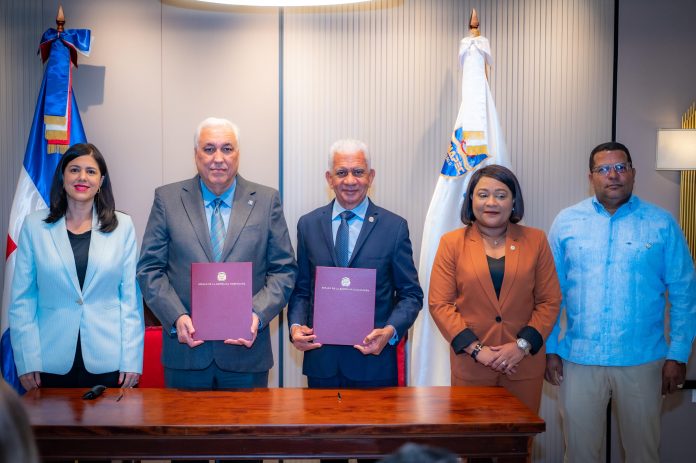 Senado firma alianza con UNAPEC para fortalecer formación de su personal y servicios bibliotecarios
