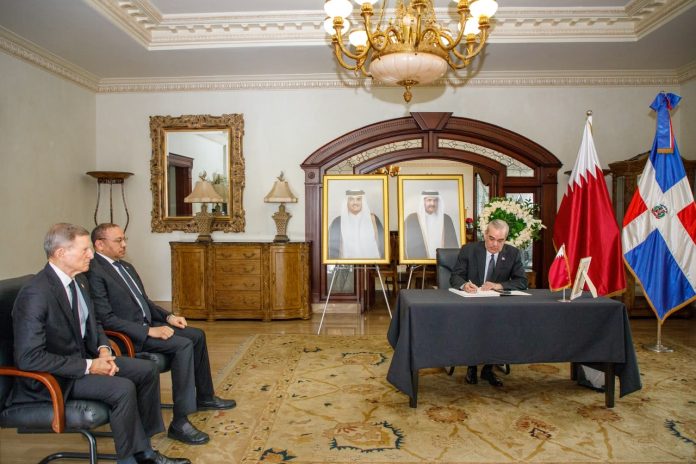 Presidente Abinader firma libro de condolencias por el fallecimiento de Su Alteza el Emir Padre, Sheikh Hamad Bin Khalifa Al Thani