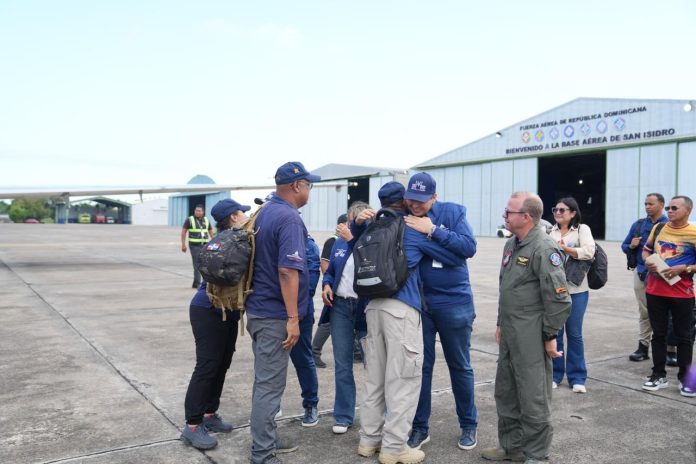 Ministro de Salud retorna al país junto al Equipo Médico de Emergencia tras culminar misión humanitaria en Venezuela