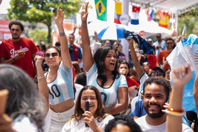 Carolina comparte emoción de la gran final de la Copa Mundial de Fútbol con ciudadanos en el Malecón Deportivo