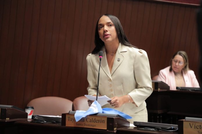 Diputada Tayluma Calderón defiende el trabajo de odontólogos y médicos en el nuevo Código Penal