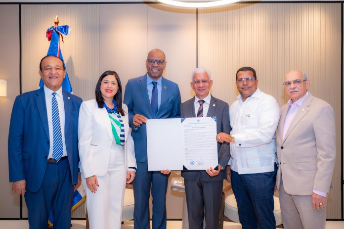 Colegio Dominicano de Periodistas reconoce al presidente del Senado, Ricardo de los Santos