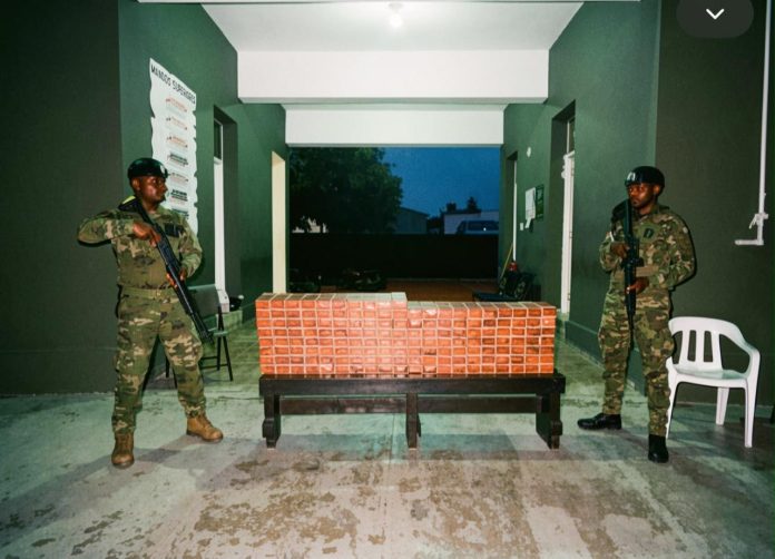Patrullas del Ejército ocupan 50,000 cigarrillos de contrabando y bebidas alcohólicas durante operativo en Dajabón
