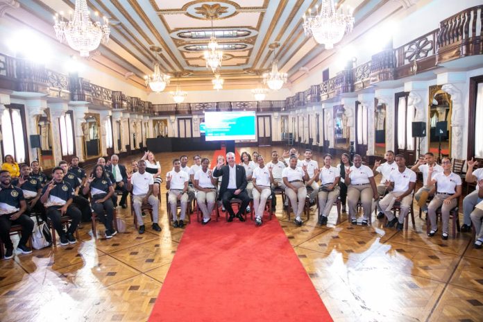 Abinader se reúne con 53 estudiantes sordos que completaron su formación en Inteligencia Artificial