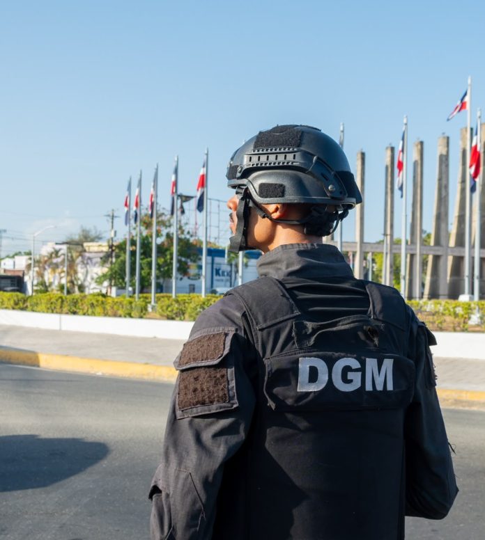 76.92% del total de deportados son hombres Migración ha reconducido 250,429 indocumentados a su país en lo que va del año 2026. SANTO DOMINGO. — En lo que va del año 2026, la Dirección General de Migración (DGM) ha procesado a 250,429 extranjeros indocumentados a través de los centros de procesamiento y puntos de control fronterizo. De este total, 186,139 corresponden a deportaciones y 64,290 a repatriaciones formales, ejecutadas en colaboración con las instituciones militares y los organismos de seguridad del Estado. Según los registros oficiales, del total de deportados (186,139), unos 143,182 corresponden al sexo masculino, lo que representa el 76.92 %, mientras que 42,957 son mujeres (23.08 %). Estos procesados se concentraron en los puntos de Haina (74,948), Dajabón (67,308), Elías Piña (29,155) y Santiago (14,728). En tanto, las repatriaciones (64,290) se canalizaron a través de los pasos fronterizos de Jimaní (30,603), Pedernales (16,888), Dajabón (8,514) y Elías Piña (8,285). Los extranjeros captados en los operativos de interdicción a nivel nacional son trasladados a los centros de procesamiento habilitados para su registro y depuración. El vicealmirante Luis Rafael Lee Ballester, ARD, director general de Migración, informó que para controlar los flujos migratorios por los mercados binacionales se ha instalado un contenedor oficina en el cruce de Dajabón. Esta estructura busca reforzar los registros biométricos mediante reconocimiento facial de los nacionales haitianos autorizados a ingresar durante las jornadas de comercio binacional. “La habilitación de este sistema tecnológico se encuentra en su fase final de evaluación y se han adquirido flotas conectadas a una plataforma que permite validar la identificación de la persona que intente acceder con herramientas de inteligencia artificial”, explicó el titular de la institución.