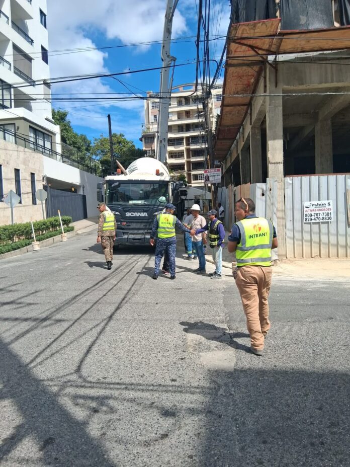 INTRANT multa a 15 empresas constructoras por obstrucción de la vía pública y uso de carril para vaciado de hormigón y disposición de materiales de construcción sin contar con el permiso correspondiente Los operativos fueron realizados en varios puntos del Gran Santo Domingo en cumplimiento de la Ley 63-17; Juan Manuel Méndez García reitera que las normas de tránsito deben cumplirse sin excepciones. Santo Domingo. – El Instituto Nacional de Tránsito y Transporte Terrestre (INTRANT) realizó operativos de fiscalización en varios puntos de Santo Domingo, imponiendo las sanciones correspondientes a 15 empresas constructoras, cuyos camioneros realizaron un vaciado de concreto al disponer materiales en la vía pública, en violación de las disposiciones establecidas en la Ley núm. 63-17. Los operativos fueron realizando edificaciones que se levantan en sectores del Distrito Nacional y Santo Domingo Este y forman parte de las labores de fiscalización que desarrolla el INTRANT para garantizar el cumplimiento de las normas que regulan el uso de las vías públicas y preservar condiciones adecuadas de seguridad y movilidad para todos los usuarios. En el Distrito Nacional el operativo abarcó los sectores Piantini, Serallés y Naco. En tanto que en Santo Domingo Este en el sector Alma Rosa. El director ejecutivo del INTRANT, Juan Manuel Méndez García, ha sido enfático en señalar que la institución trabaja para hacer cumplir la Ley 63-17 y que las disposiciones establecidas deben ser observadas por todos los actores que intervienen en el sistema de movilidad y transporte. Trabajos en la vía pública deben cumplir requisitos legales El artículo 151 de la Ley 63-17 establece como infracción realizar trabajos en la vía pública sin colocar y mantener la señalización de advertencia de peligro requerida, conducta que conlleva una sanción de uno (1) a tres (3) salarios mínimos. Asimismo, el artículo 153 establece las disposiciones relativas a los permisos para ejecutar trabajos en las vías públicas y contempla una sanción de uno (1) a cinco (5) salarios mínimos para quienes ejecuten trabajos en la vía pública sin el permiso correspondiente del INTRANT o del ayuntamiento. La legislación también establece condiciones específicas para aquellos trabajos que cuentan con autorización. En ese sentido, el párrafo II del artículo 153 dispone que los trabajos autorizados deben ejecutarse sin obstaculizar el tránsito, mientras que el párrafo III del mismo artículo establece que los trabajos de corta duración que puedan fraccionarse deben realizarse preferiblemente en horarios de menor flujo vehicular. De igual manera, esta disposición establece que los materiales y desechos deben ser retirados inmediatamente, con el propósito de evitar que permanezcan en la vía pública y afecten la circulación o representen un riesgo para los usuarios. Fiscalización para garantizar el cumplimiento de la ley Durante los operativos realizados en distintos puntos de Santo Domingo, las brigadas del INTRANT verificaron situaciones relacionadas con el vaciado de concreto y la disposición de materiales en espacios destinados a la circulación, procediendo con las sanciones correspondientes conforme a las disposiciones legales aplicables. El INTRANT reiteró que las actividades que impliquen ocupación, intervención u obstaculización de las vías públicas deben realizarse cumpliendo previamente con los permisos, condiciones de seguridad y disposiciones establecidos por las autoridades competentes.