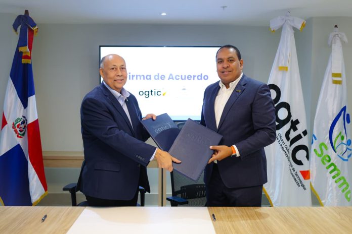 ARS SEMMA acerca sus servicios a los afiliados a través de tres Puntos GOB Santo Domingo. – La Administradora de Riesgos de Salud para Maestros (ARS SEMMA) y la Oficina Gubernamental de Tecnologías de la Información y Comunicación (OGTIC) suscribieron un acuerdo que permitirá ofrecer servicios de la ARS en tres Puntos GOB de la provincia Santo Domingo, ampliando las alternativas disponibles para que la comunidad magisterial pueda realizar sus gestiones de manera más accesible y cercana. La presencia institucional estará disponible en Punto GOB Colina Centro, ubicado en la avenida presidente Jacobo Majluta Azar, Santo Domingo Norte; Punto GOB Expreso, en la Plaza de la Cultura, Santo Domingo Este; y Punto GOB Occidental Mall, en la prolongación 27 de febrero, Santo Domingo Oeste. El director ejecutivo de ARS SEMMA, doctor Luis René Canaán Rojas, explicó que la presencia en estos espacios forma parte de las acciones estratégicas previstas por la institución para ampliar su capacidad de atención y responder al crecimiento de su población afiliada. “Esto forma parte del plan de acciones estratégicas de nuestros primeros 100 días. Nos preparamos para responder a la confianza que hemos venido construyendo y que hoy se traduce en la incorporación de nuevos afiliados. La OGTIC nos brinda la posibilidad de estar más cerca y contar con nuevos espacios para recibir a los docentes que se integran a SEMMA, reduciendo desplazamientos y facilitando sus gestiones con una atención de calidad, eficiente y humana”, expresó Canaán Rojas. El acuerdo establece que el personal designado por la ARS ofrecerá atención conforme a los estándares definidos para los Puntos GOB, incluyendo criterios de tiempo de respuesta, cortesía, profesionalidad, fiabilidad y accesibilidad. La institución dispondrá además de los recursos humanos y tecnológicos necesarios para procurar la continuidad de los servicios. De su lado, el director general de la OGTIC, Edgar Batista Carrasco, valoró la incorporación del SEMMA a estos espacios como parte del modelo que concentra servicios públicos en lugares de fácil acceso para los ciudadanos. “La incorporación del seguro de los maestros a los Puntos GOB permite acercar sus servicios a sus afiliados y ofrecer una experiencia más cómoda y eficiente. Estos espacios han sido concebidos para facilitar las gestiones de los ciudadanos, ahorrarles tiempo y brindarles atención bajo estándares de calidad”, señaló Batista Carrasco. Los espacios operarán conforme al horario establecido para los Puntos GOB: de lunes a viernes, de 8:00 de la mañana a 8:00 de la noche, y los sábados, de 9:00 de la mañana a 6:00 de la tarde. Los domingos estarán disponibles servicios en línea mediante los quioscos interactivos de la OGTIC, en horario de 10:00 de la mañana a 4:00 de la tarde. La OGTIC tendrá a su cargo la infraestructura y los mecanismos de seguimiento de la calidad del servicio, mientras que la administradora dispondrá del personal capacitado, los sistemas y el soporte requerido para atender las solicitudes relacionadas con sus prestaciones. El acuerdo tendrá una vigencia de cuatro años y contempla mecanismos de evaluación de la calidad y satisfacción ciudadana, así como acciones dirigidas a garantizar la continuidad de los servicios ofrecidos a través de estos puntos de atención.