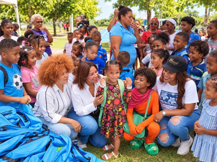 FEDART y Media Luna impactan a más de 50 niños de La Barquita con Operación Mochila 2026 Santo Domingo. – Por segundo año consecutivo, la Federación de Artistas y Técnicos Audiovisuales (FEDART) desarrolló la jornada Operación Mochila FEDART 2026 en Los Solares de La Barquita, beneficiando a más de 50 niños con kits escolares, uniformes deportivos y libros infantiles de autores dominicanos. La actividad, celebrada este domingo 13 de septiembre, incluyó diversas dinámicas orientadas a fortalecer la lectura, la escritura y la creatividad de los niños, entre ellas concursos de escritura, reconocimiento al mejor lector e intercambio de libros. Como parte de la jornada, FEDART presentó por primera vez a “El Superhéroe Narrador”, un personaje creado para acercar la lectura a los más pequeños de manera divertida y educativa. Durante su participación, compartió cuentos y entregó libros infantiles. La jornada estuvo encabezada por la artista Marcel, Tu Piel Morena, presidenta de la Fundación Media Luna, y Aleja Flores Dotel, presidenta de FEDART, acompañadas por representantes de las organizaciones, empresas y mipymes que respaldaron la iniciativa. “Para nosotros es una gran satisfacción contribuir con la educación de nuestros niños. Cada mochila y cada libro representan una herramienta que puede motivarlos a aprender, leer y desarrollar sus capacidades”, expresó Flores Dotel. Por su parte, Marcel destacó la importancia de unir esfuerzos en favor de la niñez. “Cuando apoyamos la educación de un niño, sembramos esperanza y contribuimos directamente con su futuro. Es un privilegio compartir con ellos y formar parte de esta jornada”, manifestó. Wanda Fernández, presidenta de la Fundación Caminando por Ti, agradeció a FEDART, a la Fundación Media Luna, a las empresas, mipymes, colaboradores y miembros de la Federación que hicieron posible la actividad. “En nombre de nuestra fundación y de las familias de Los Solares de La Barquita, agradecemos profundamente esta muestra de solidaridad. Más que útiles escolares, nuestros niños recibieron motivación, alegría y herramientas para continuar fortaleciendo su educación”, expresó Fernández. Operación Mochila FEDART 2026 contó con el respaldo de FEDART, Fundación Media Luna, COOPINFA, Grafimedio, Uniformes Imagen Sport y Fundación Caminando por Ti, así como de mipymes, miembros de la Federación y otros colaboradores que se sumaron a esta acción social. Con este segundo impacto, FEDART reafirma su compromiso de impulsar iniciativas que contribuyan al desarrollo educativo y humano de la niñez dominicana, utilizando el arte, la comunicación y la acción social como herramientas de transformación.