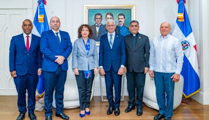Presidente del Senado recibe a embajadora de España y abordan cooperación en ciberseguridad El presidente del Senado de la República, Ricardo de los Santos, recibió en su despacho a la embajadora de España en República Dominicana, Lorea Arribalzaga, con quien sostuvo un encuentro para abordar temas de interés común y fortalecer los vínculos de cooperación entre ambas naciones, especialmente en materia de ciberseguridad. Durante la reunión se conversó sobre la importancia de continuar promoviendo el intercambio de experiencias y conocimientos, así como la colaboración entre las instituciones públicas, el sector académico y especialistas, con miras a contribuir al fortalecimiento de las capacidades del país frente a los desafíos del entorno digital. El encuentro permitió, además, intercambiar impresiones sobre las iniciativas que se desarrollan en República Dominicana en materia de ciberseguridad y las posibilidades de cooperación y aprovechamiento de experiencias y programas de educación internacionales en este ámbito. De los Santos valoró la importancia del diálogo y la cooperación entre los distintos sectores para continuar fortaleciendo el marco institucional y normativo del país ante los retos asociados a la transformación digital, especialmente aprovechando las experiencias de España en esta materia. En la reunión participaron también el presidente de la Asociación Dominicana de Rectores de Universidades (ADRU), Pbro. Dr. Isaac García de la Cruz; el director del Centro para la Ciberseguridad Ciudadana (CCC) de UNICARIBE, y director de alianzas de CWU Campus, ingeniero Marlon Molina; el embajador Alexander De La Rosa; y Nelson Guzmán Diplán, jefe de Gabinete del Senado de la República.
