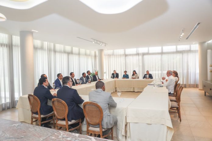 Presidente Abinader reitera inversiones para desarrollo de Santiago; destinarán RD$9,000 millones para Acueducto Cibao Central y RD$1,700 millones para mejorar hospitales Asegura que servicios básicos deben avanzar a par con el desarrollo urbano, económico y social de la provincia Santiago. - El presidente Luis Abinader recordó que el Gobierno trabaja en la ampliación del Acueducto Cibao Central con una inversión aproximada de RD$9,000 millones, y evalúa destinar otros RD$1,700 millones al fortalecimiento de la infraestructura hospitalaria de la provincia. Estas iniciativas buscan garantizar que la infraestructura sanitaria y los servicios de agua potable avancen al ritmo del desarrollo urbano, económico y social de la provincia. La ampliación del Acueducto Cibao Central permitirá responder al aumento de la demanda de agua generado por el crecimiento de Santiago y beneficiará también a Licey al Medio, Tamboril y distintas comunidades de la provincia Espaillat. Se prevé que estos trabajos inicien este proximo año 2027 con un período estimado de ejecución de 24 meses. Abinader ofreció estas declaraciones durante un encuentro junto a la vicepresidenta Raquel Peña y al ministro de la Presidencia, José Ignacio Paliza, con empresarios de la Asociación de Mayoristas en Provisiones de Santiago (AMAPROSAN). Paliza, al hacer uso de la palabra, señaló que Santiago pasó de unos 90 kilómetros cuadrados de huella urbana a 138 kilómetros cuadrados, para un aumento de cerca de 50 kilómetros cuadrados con nuevas edificaciones y el incremento de negocios e inversiones que plantean importantes desafíos para la prestación de los servicios públicos. Inversiones en el sistema hospitalario En materia de salud, el presidente Abinader informó que el Gobierno evalúa realizar mejoras en los hospitales de Santiago por unos RD$1,700 millones, con intervenciones que comenzarían a partir del próximo año en el Hospital Presidente Estrella Ureña, el Hospital Infantil Regional Universitario Dr. Arturo Grullón y la ampliación del área de emergencias del Hospital Regional Universitario José María Cabral y Báez. Asimismo, anunció la construcción de un hospital de segundo nivel en el distrito municipal La Canela, el remozamiento del Hospital de Cienfuegos y la edificación de un nuevo centro hospitalario en Pedro García, con el propósito de acercar los servicios de salud a los residentes de esa comunidad.