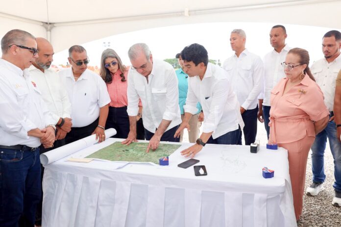 Abinader supervisa avances del alcantarillado sanitario de Licey al Medio