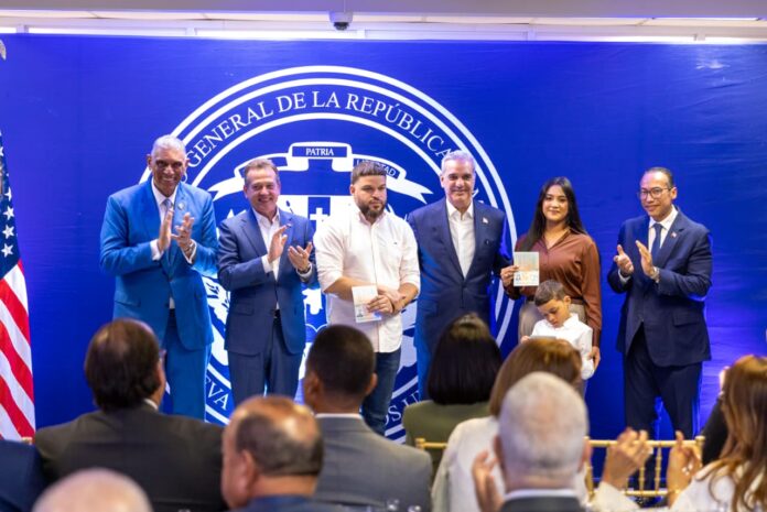 Abinader inicia entrega oficial del Pasaporte Electrónico para dominicanos en Nueva York, Nueva Jersey y Boston Abinader inicia entrega oficial del Pasaporte Electrónico para dominicanos en Nueva York, Nueva Jersey y Boston