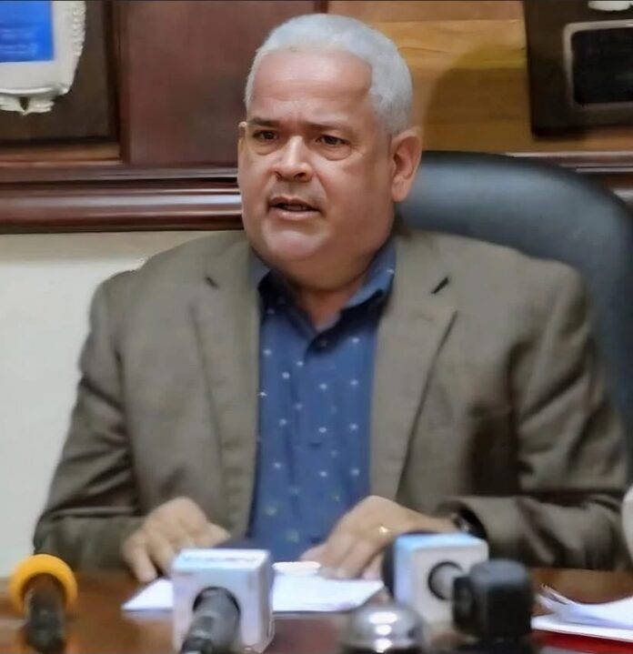 Anadegas reafirma desconectará Verifón este viernes 25 de septiembre Juan Elías Pérez afirma que el plazo vence a las 6:00 de la mañana y advierte que las 780 estaciones afiliadas están coordinadas para ejecutar la medida. Santo Domingo.– La Asociación Nacional de Detallistas de Gasolinas  (Anadegas), reafirmó que el próximo viernes 25 de septiembre, a partir de las 6:00 de la mañana, procederá a desconectar el servicio de Verifón en las 780 estaciones que integran el sector, al considerar agotados los plazos otorgados para encontrar una solución a su reclamo. El presidente de Anadegas, Juan Elías Pérez, afirmó que durante las últimas semanas la organización ha participado en diversas reuniones convocadas para buscar una salida al conflicto, pero aseguró que estas no han producido resultados concretos. “Hemos asistido a reuniones improductivas cada vez que se nos ha invitado, sin resultados concretos en favor de nuestro reclamo. Es simple: estos comerciantes no podrán quedarse con el 27 por ciento de las utilidades brutas por el uso de los servicios electrónicos de pago”, declaró Pérez. El dirigente sostuvo que República Dominicana se encuentra entre los países de la región donde los detallistas de combustibles asumen mayores costos por el uso de tarjetas y terminales de pago, afirmando que, de acuerdo con las comparaciones realizadas por el sector, “somos dentro de 34 países la nación que más caro pagamos por el uso de tarjetas y Verifón”. “Simplemente no lo vamos a aceptar”, enfatizó. Pérez informó que el Ministerio de Industria, Comercio y Mipymes  MICM convocó a una última reunión para este martes, a la cual asistirá una comisión de Anadegas. No obstante, advirtió que la participación en ese encuentro no significa la suspensión de la decisión anunciada para el viernes. “Si esta reunión resulta ser más de lo mismo, no suspenderemos nuestro llamado”, manifestó el presidente de Anadegas. La organización reconoció los esfuerzos de mediación realizados por Pro Consumidor y el Ministerio de Industria, Comercio y Mipymes, calificándolos como una intervención importante para procurar un entendimiento entre las partes.
