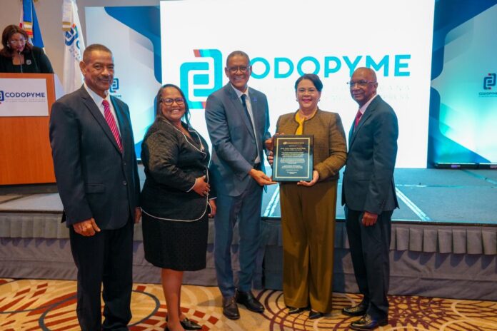 CODOPYME reconoce trayectoria y aportes de Maira Morla Pineda al desarrollo de las MIPYMES
