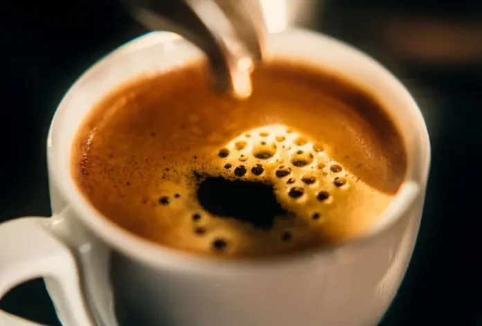 ¿Por qué afecta de forma diferente a cada persona? Un factor clave es el tiempo que la cafeína permanece en el organismo. Después de beber una taza de café, esta se absorbe en el torrente sanguíneo y llega rápidamente al cerebro. Al mismo tiempo, también está siendo descompuesta, o metabolizada, por una enzima en el hígado y posteriormente eliminada a través de la orina. Ese proceso de depuración puede tardar entre seis y veinte horas, dependiendo de la persona, explica la doctora Marilyn Cornelis, profesora asociada de Nutrición en la Universidad Northwestern de Chicago (EE.UU.). "Es posible tomar una primera taza de café y quizá no sentir ningún efecto", señala. "Pero dos o tres horas después, la cafeína sigue presente en el organismo y, si añades una segunda taza, eso podría ser suficiente para inclinar la balanza y hacer que empieces a sentirte un poco ansioso", añade Cornelis. Por qué la cafeína estimula a algunas personas más que a otras La rapidez con la que el hígado procesa la cafeína depende de un único gen conocido como CYP1A2. Curiosamente, esto también podría estar influido, al menos en cierta medida, por la ascendencia genética de cada persona. Un estudio publicado este año halló que los europeos y los sudamericanos tienden, en promedio, a metabolizar la cafeína más rápidamente.
