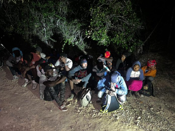 Todos los extranjeros detenidos fueron trasladados bajo custodia militar a la sede de la 4ta. Brigada de Infantería, donde fueron debidamente registrados y posteriormente entregados a las autoridades competentes para los fines legales y migratorios correspondientes.