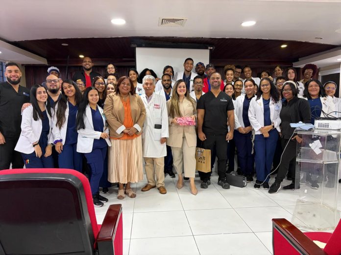 La capacitación se desarrolló en el Salón Perrota del centro hospitalario y fue organizada por el Departamento de Neurología, bajo la coordinación de la doctora Tania Vargas, quien destacó la importancia de la educación médica continua y la correcta aplicación de los protocolos de atención para garantizar una respuesta oportuna y efectiva.