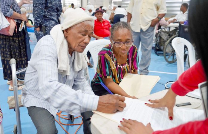 operativo de titulación que impactará a más de 8 mil familias de varios sectores del Distrito Nacional La ejecución de este operativo de firmas, que se desarrolla en el Polideportivo Domingo Savio, proyecta identificar 3,302 resultantes, lo que permitirá un impacto directo en más de 13,208 personas ocupantes de inmuebles, como parte del Plan Nacional de Titulación que implementa el Gobierno dominicano bajo la coordinación de la Unidad Técnica Ejecutora de Titulación de Terrenos del Estado (UTECT).