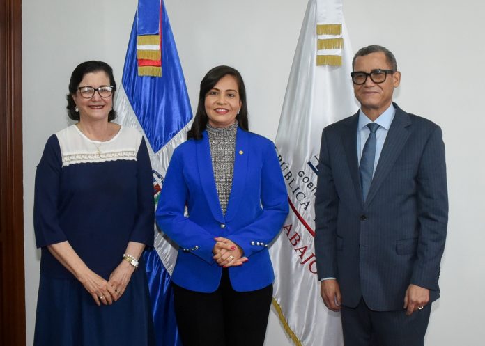 Ministro de Trabajo juramenta subgerente general del CNSS