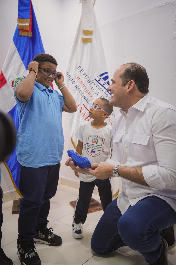 En el acto de entrega a estudiantes de 341 lentes correctivos, Adolfo Pérez recordó que distribuyen más de 5 millones de raciones de alimentos cada día