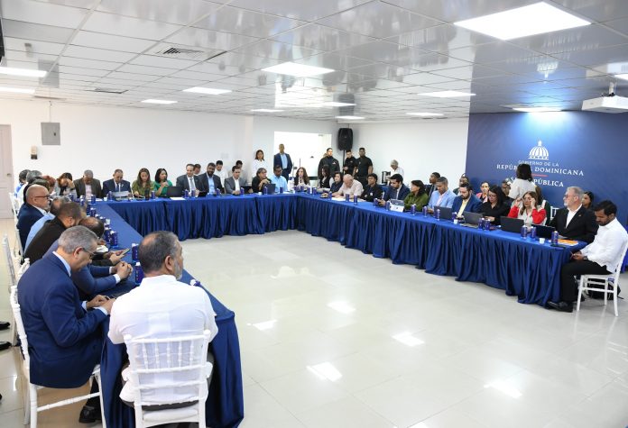 Dentro de las prioridades, el titular de Salud reafirmó el fortalecimiento de la Atención Primaria y de la salud mental, así como el acceso seguro y oportuno a medicamentos de calidad, ejes esenciales para alcanzar el aumento de la expectativa de vida.