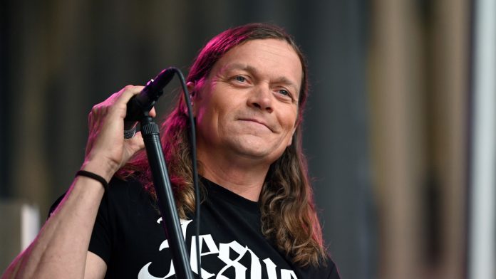 Arnold, quien fue tanto baterista como vocalista original de 3 Doors Down, fundó la banda en 1996 en Escatawpa, Misisipi. Anunció en mayo de 2025 que estaba luchando contra un cáncer de riñón en etapa 4. Fue el autor y productor del éxito 'Kryptonite', lanzado en 2000, que se ha convertido en uno de los temas más emblemáticos del grupo. Curiosamente, Arnold escribió la letra de la famosa canción cuando solo tenía 15 años.