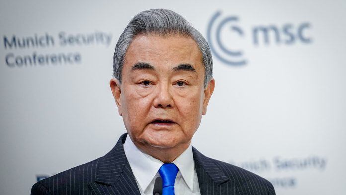 "La derrota será más devastadora": Wang Yi lanza una advertencia a Japón Además, el canciller chino afirmó que el "espíritu del militarismo" sigue presente en el país insular. También recordó que, en el pasado, Japón invocó una supuesta situación de amenaza para lanzar acciones militares, incluida la guerra contra China y el ataque a la base estadounidense de Pearl Harbor durante la Segunda Guerra Mundial.