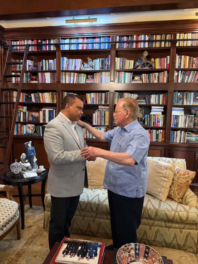 Titular SNS resalta compromiso con la salud durante encuentro con Pepín Corripio