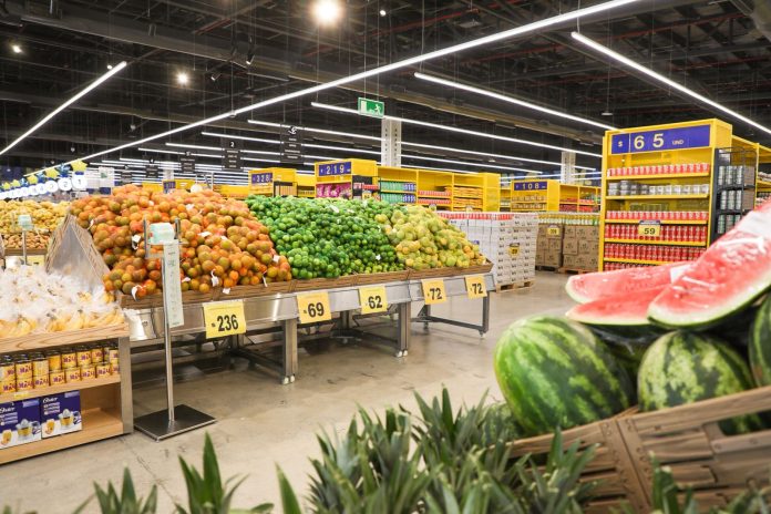 El presidente Luis Abinader visitó este miércoles la tienda La Sirena de San Juan de la Maguana, construida con una inversión de RD$740 millones y que genera 106 empleos formales, donde destacó que la apertura de este nuevo establecimiento constituye un impulso significativo para la economía del Sur, al promover la generación de empleos, fortalecer la competencia y contribuir a mejores precios para los consumidores. El presidente Abinader afirmó que este establecimiento se integra al proceso de relanzamiento que vive la provincia de San Juan, acompañado por iniciativas para fortalecer el turismo y el desarrollo agrícola mediante la diversificación productiva, lo que permitirá ampliar las oportunidades económicas y consolidar un entorno favorable para la inversión. Valoró la expansión de la reconocida marca y el compromiso de las familias Ramos con el desarrollo del país, señalando que desde el inicio de su gestión se ha motivado a la empresa a extender sus operaciones hacia esta zona. Recordó que la expansión de la empresa ya había dado resultados positivos con la apertura en Barahona y expresó su confianza en que esta nueva tienda también será exitosa, al tiempo que dijo que la llegada de grandes empresas impulsa el comercio local, ya que todos ganan cuando la economía se multiplica y mejora, generando bienestar para toda la región. En materia turística, el mandatario informó que el proyecto del Corral de los Indios se encuentra en fase de diseño y que se trabaja junto a la Academia de Historia para garantizar que la propuesta sea lo más fiel posible a la realidad histórica. Esta obra se proyecta como una oferta complementaria que contribuirá a atraer visitantes y potenciar el crecimiento de la zona.