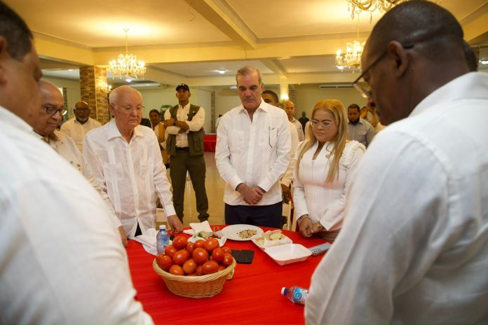 el mandatario señaló que el Clúster permitirá potenciar la producción local y su mercadeo, reforzando la competitividad del sector. Destacó que el tomate no solo es un producto estratégico para la provincia y el país, sino que también ofrece beneficios para la salud, gracias al licopeno y otras vitaminas presentes en la fruta.